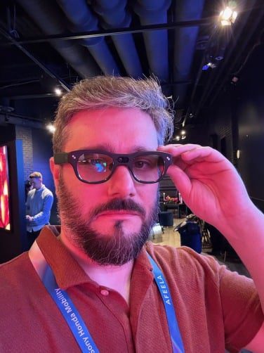 ティモシー・ワースは TCL RayNeo X3 Pro を着用