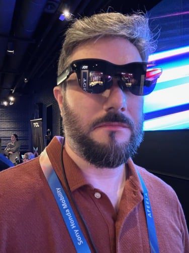 TCL RayNeo Air 4 Pro AR スマート グラスを着用したハンサムなジャーナリストのティモシー ワース