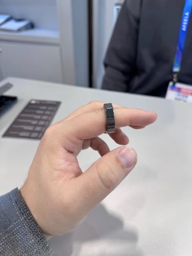 さえある現実 男の指にある R1 スマート リングでさえも。