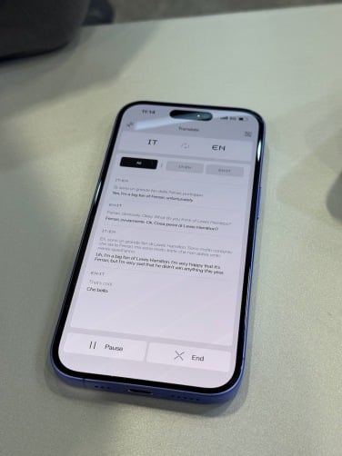iPhone の Reality アプリでも翻訳された会話が表示されます