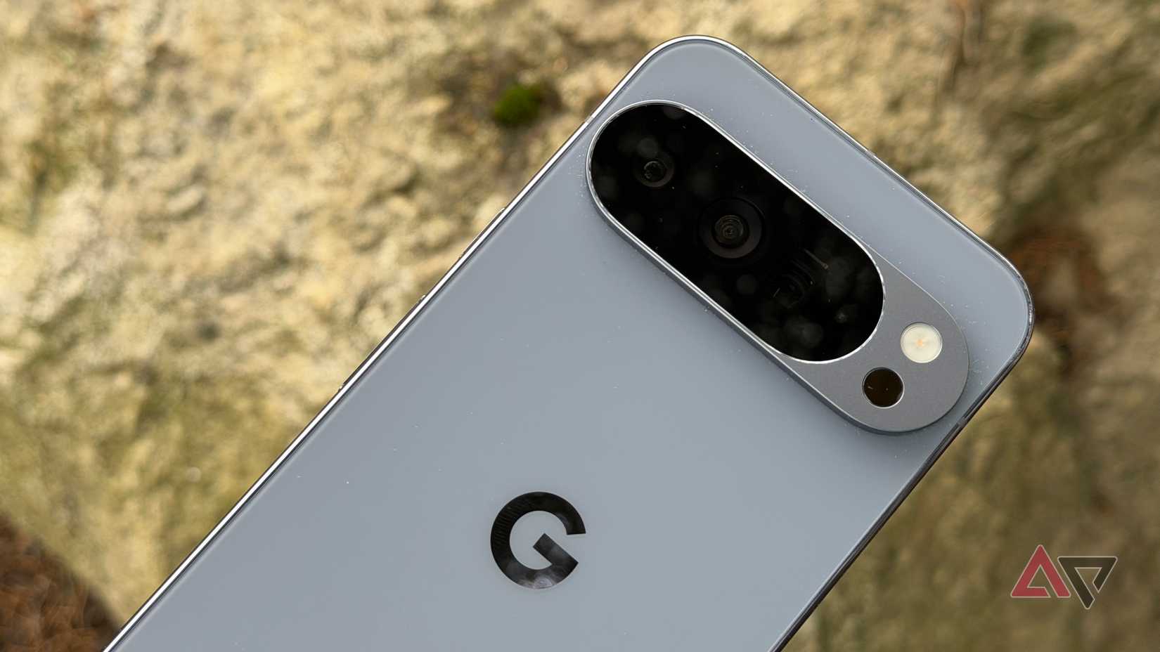 Google Pixel 10 Pro XL は茶色の岩にも耐えました